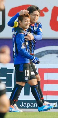 　前半、先制ゴールを決め阿部（手前）に祝福される遠藤