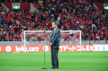 　サポーターに向けてあいさつする浦和・淵田社長