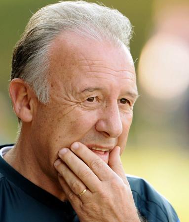 　選手の動きに目を光らせるザッケローニ監督