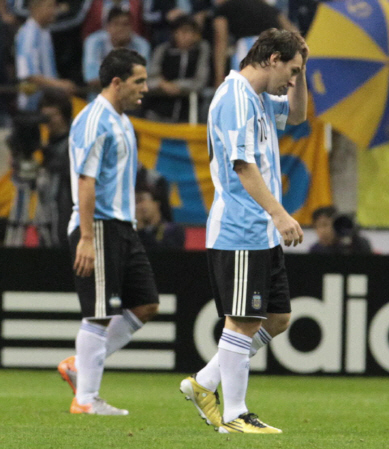 　アルゼンチン代表でかつてコンビを組んでいたテベス（左）とメッシ