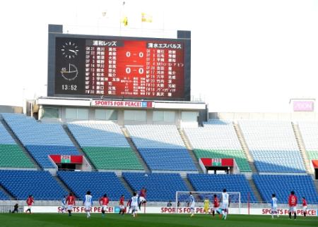 　３月２３日、観客のいない埼玉スタジアムで試合をする浦和対清水戦