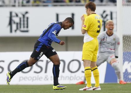 　前半、先制ゴールを決め、駆けだすＧ大阪・リンス（左）