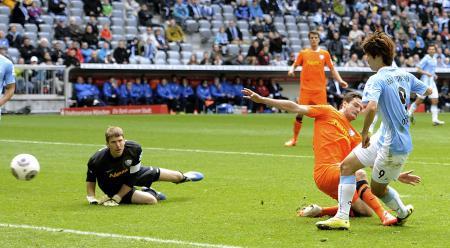 　ボーフム戦で先制ゴールを決める１８６０ミュンヘンの大迫（右）＝ミュンヘン（共同）