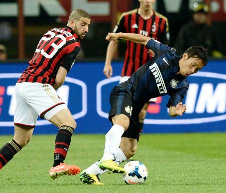 　ＡＣミラン戦でキープするインテル・ミラノの長友（右）＝共同