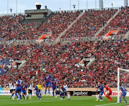 　国立競技場でのサッカー最後の試合で、せめぎ合う甲府と浦和の両イレブン（撮影・吉澤敬太）