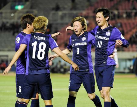 　後半、広島・石原（右から２人目）は先制ゴールを決め、チームメートと喜び合う（撮影・出月俊成）