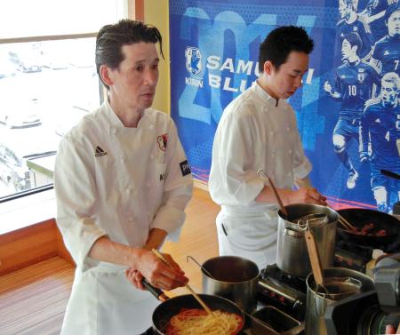 　パスタを調理するサッカー日本代表の専属料理人である西芳照シェフ（左）