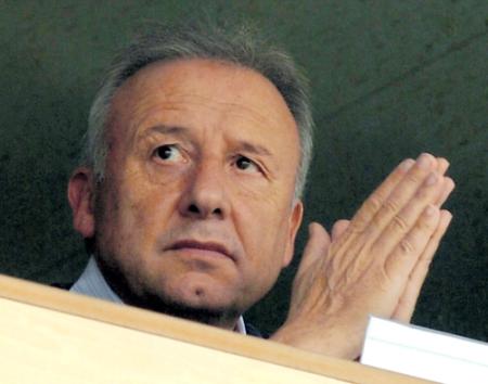 Ｊリーグで選手の動きをチェックするザッケローニ監督