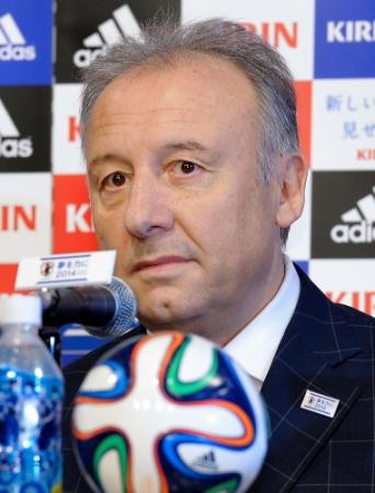 　Ｗ杯メンバーを発表するザッケローニ監督＝東京都港区