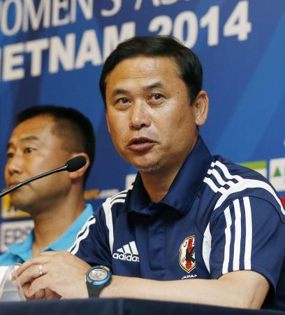 　アジア杯開幕を前に抱負を語る佐々木監督＝１３日、ホーチミン（共同）