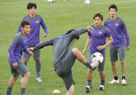 　ウェスタンシドニー戦に向け調整する、青山（右から２人目）ら広島イレブン＝シドニー（共同）