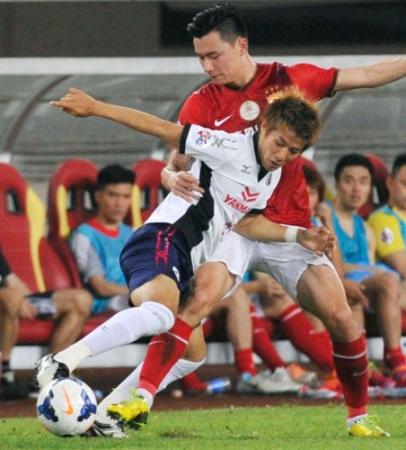 後半途中から出場したＣ大阪・柿谷（手前）＝共同