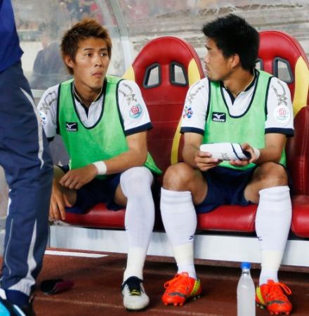 ベンチスタートのＣ大阪・柿谷（左）＝共同