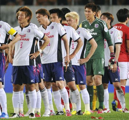 　決勝トーナメント１回戦で敗退が決まったＣ大阪の柿谷（左端）ら＝広州（共同）