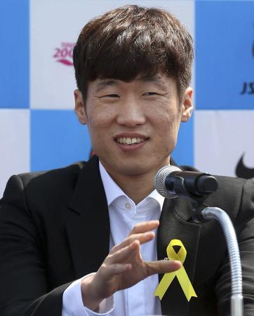 　現役引退の記者会見に臨む朴智星＝１４日、水原（ＡＰ＝共同）