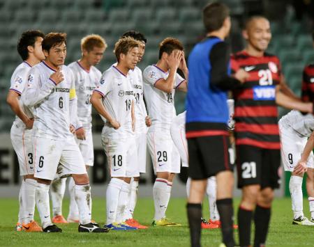 　ベスト８進出を逃し、肩を落とす青山（左から２人目）ら広島イレブン。手前右は喜ぶウェスタンシドニー・小野（共同）