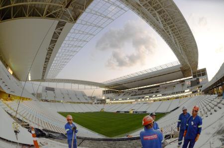 　屋根の一部がＷ杯開幕までに完成しないことが分かったサンパウロ・アリーナ＝ブラジル・サンパウロ（魚眼レンズ使用、共同）