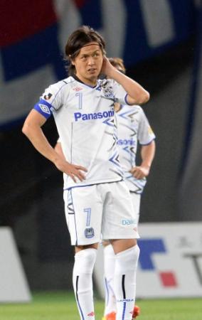 　後半７分、ＦＣ東京・エドゥーに追加点を決められ、厳しい表情のＧ大阪・遠藤