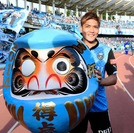 　試合後、Ｗ杯得点王と書かれただるまを手にする川崎・大久保（撮影・吉澤敬太）