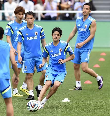 　自主トレで汗を流す（左から）大迫、岡崎、内田、吉田＝東京都内