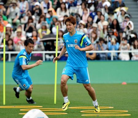 　合同自主トレで汗を流す大迫勇也（右）と岡崎慎司