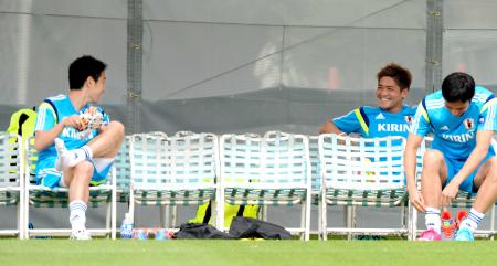 　笑顔で話し合う香川（左）と大久保（右から２人目）＝撮影・吉澤敬太