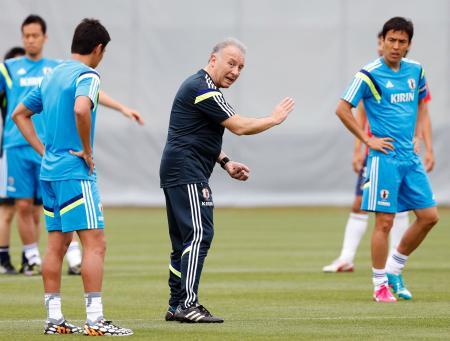 　フォーメーション練習で指示を出すザッケローニ監督（中央）。右は長谷部＝指宿市