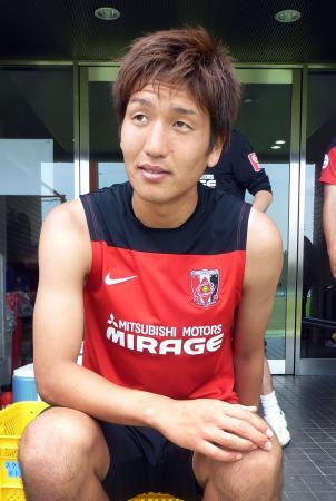 　練習後に取材に応じる、Ｊ１浦和の原口元気＝２３日、さいたま市