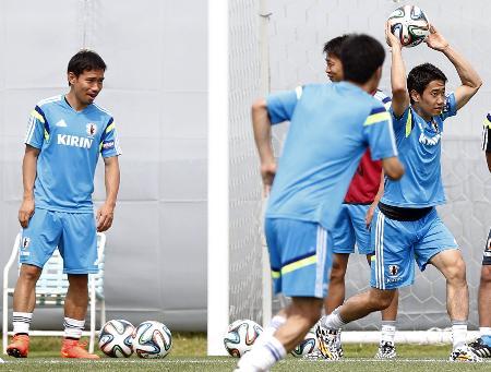 　スローインからの攻撃練習をする香川（右）、長友（左）ら＝指宿市