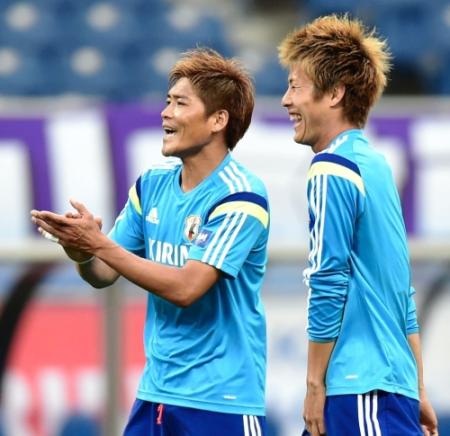 笑顔で練習する大久保嘉人（左）と柿谷曜一朗＝埼玉スタジアム（撮影・吉澤敬太）