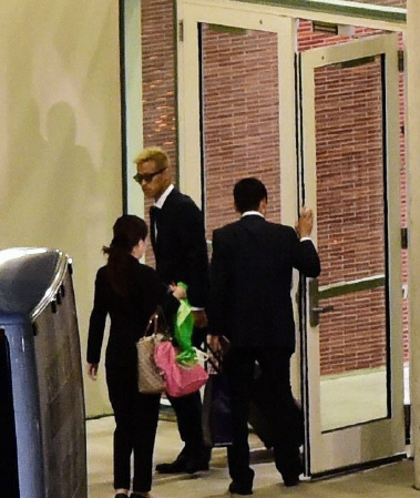 タンパに到着し、特別出口から入国する本田圭佑（中央）＝米国・タンパ国際空港