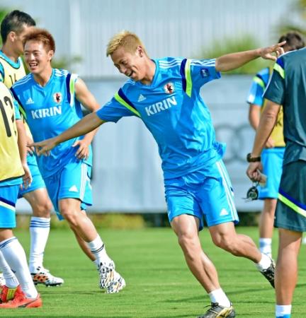 ミニゲームでゴールを決め、喜ぶ本田（撮影・吉澤敬太）