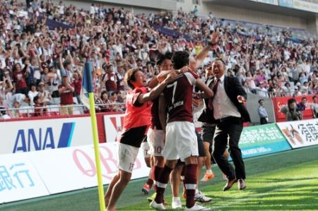 　決勝ゴールを決め喜ぶ神戸イレブン