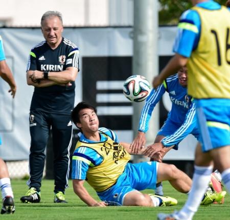 ザッケローニ監督（左）の前で体を張った動きを見せる岡崎（下）＝撮影・吉澤敬太