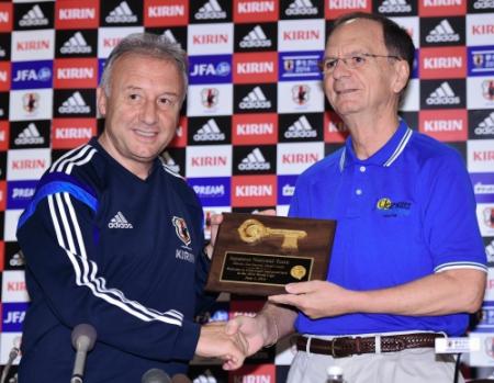 ジョージ・クレテコス市長（右）から“またクリアウオーターに戻って来て”と言う意味が込められた鍵を贈られるザッケローニ監督＝米国・クリアウオーター（撮影・吉澤敬太）