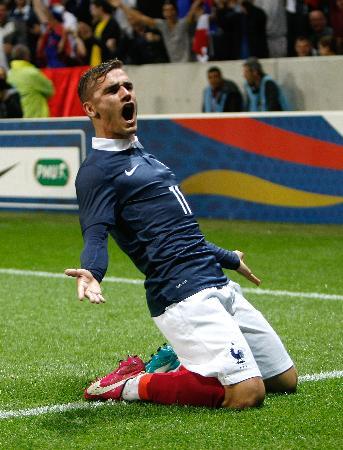 　得点を喜ぶフランスのグリーズマン＝１日、ニース（ＡＰ＝共同）