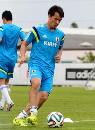 パスを出す岡崎慎司（撮影・吉澤敬太）