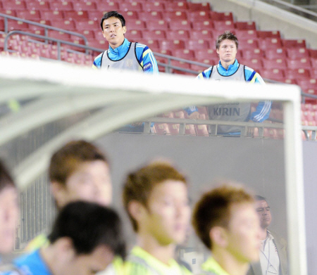 ベンチに入れず、スタンドから観戦する長谷部誠（上左）と酒井高徳（同右）＝米国・レイモンド・ジェームス・スタジアム