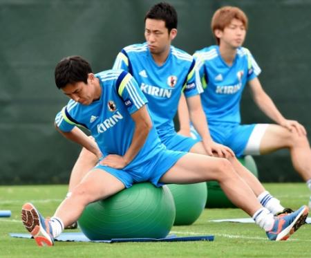 　険しい表情でトレーニングする長谷部誠（手前）。右から大迫勇也、吉田麻也＝米国・クリアウオーター（撮影・吉澤敬太）