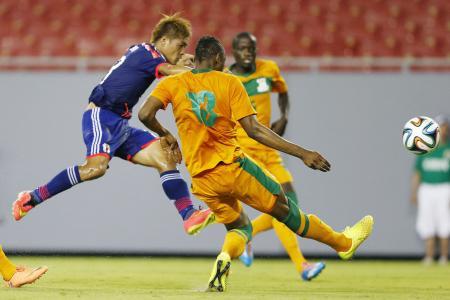 　日本-ザンビア　後半、決勝ゴールを決める大久保（左）＝タンパ（共同）