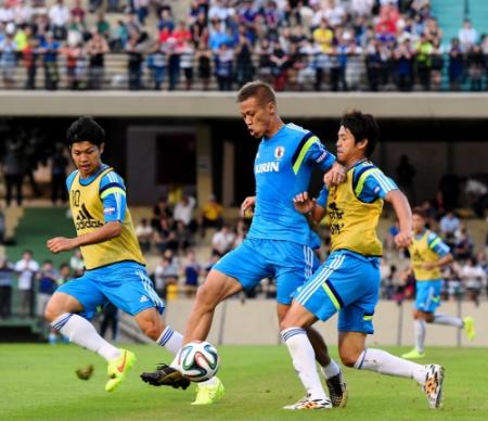 大勢の観衆を前にプレーする（左から）森重真人、本田圭佑、内田篤人＝ブラジル・イトゥ近郊のソロカバ（撮影・吉澤敬太