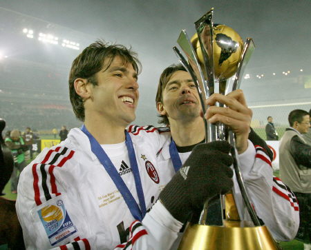 　ＡＣミランでの現役時代の２００７年、クラブＷ杯を制し、カカ（左）とトヨタカップを掲げるインザギ氏＝０７年１２月１６日、横浜国際総合競技場