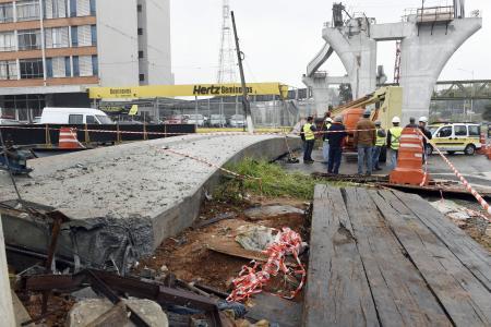 　コンゴニャス空港の近くのモノレール建設現場で落下したコンクリート製レール＝１０日、サンパウロ（共同）