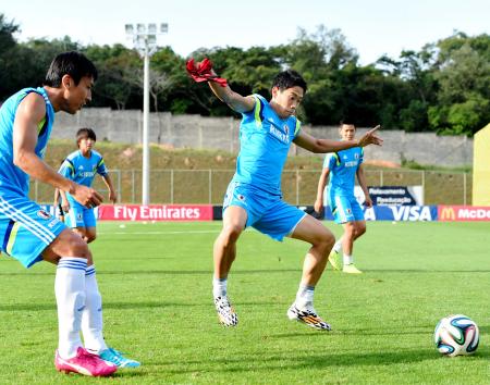 　精力的に動き回る香川。左は長谷部（撮影・吉澤敬太）