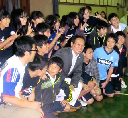 　子どもたちとの記念撮影で笑顔の岡田前監督（前列中央）