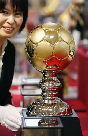 　「魅惑の輝き　黄金展」で販売が始まった純金のサッカーボール＝１２日午前、東京都中央区の日本橋高島屋