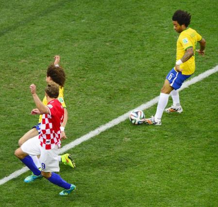 　ブラジル‐クロアチア　前半、オウンゴールで先制を許すブラジルのマルセロ（右）＝サンパウロ（共同）