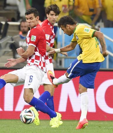 　ブラジル-クロアチア　前半、同点ゴールを決めるブラジルのネイマール＝サンパウロ（共同）