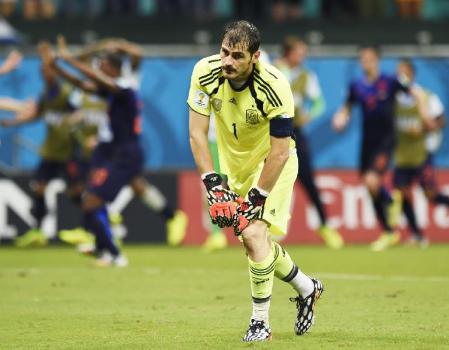 　スペイン‐オランダ　後半、オランダに５点目を決められて肩を落とすスペインＧＫカシリャス＝サルバドル（共同）