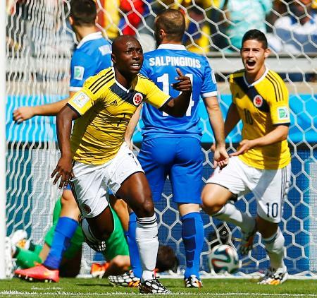 　コロンビア-ギリシャ　前半、先制ゴールを決め、駆けだすコロンビアのアルメロ（左）＝ベロオリゾンテ（ロイター＝共同）